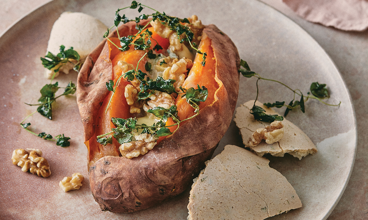 Recipe: Baked salt-crust sweet potato with blue cheese & walnuts - SALIFE